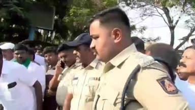 ನಿಡಗುಂದಿ: ಆಲಮಟ್ಟಿಯಲ್ಲಿ ಪ್ರತಿಭಟನೆ ವೇಳೆ ರೈತರು ಹಾಗೂ ಪೊಲೀಸ್ ಅಧಿಕಾರಿಗಳ ನಡುವೆ ಮಾತಿನ ಚಕಮಕಿ