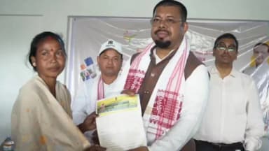 ডুমডুমা: খোবং চাহ বাগিচাত চাহ শ্ৰমিক আৰু কৰ্মচাৰীসকলৰ পৰিয়ালক ভূমিৰ বন্দৱস্তি প্ৰ-পত্ৰ হস্তান্তৰ কৰে বিধায়ক বলীন চেতিয়াই