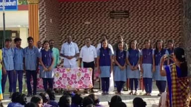 அரக்கோணம்: அரக்கோணம் கும்மனிபேட்டை பகுதியில் அரசு நீட் தேர்வு எழுத தேர்வான 10 மாணவிகளை நேரில் சென்று ஊக்குவித்து வாழ்த்து தெரிவித்த அரக்கோணம் எம் எல் ஏ