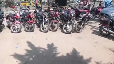 ಬಾಗೇಪಲ್ಲಿ: ರಸ್ತೆಯಲ್ಲಿ ವಾಹನಗಳ ಅಕ್ರಮ ನಿಲುಗಡೆ, ಸಾರ್ವಜನಿಕರ ಸಂಚಾರಕ್ಕೆ ಕಿರಿಕಿರಿ ಅಧಿಕಾರಿಗಳ ಬೇಜವಾಬ್ದಾರಿತನಕ್ಕೆ ಸಾರ್ವಜನಿಕರ ಆಕ್ರೋಶ