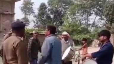 मरवन: बसंत खरौना गांव में हत्या के आरोपितों के घर पर करजा थाना पुलिस ने बैंड बाजे के साथ चस्पाया इस्तेहार