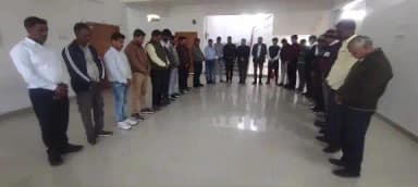 मोहम्मदगंज: कादलकुर्मी गांव में चतुर्थवर्गीय कर्मचारी के निधन पर आयुक्त कार्यालय में शोक सभा का आयोजन