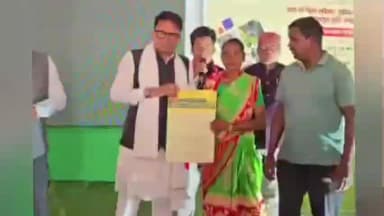 কদম: আনন্দত চাহ বাগিচাৰ শ্ৰমিক পৰিয়ালৰ প্ৰস্তাৱিত ভূমি বন্দৱপ্তিৰ প্র-পত্র প্রদান অনুষ্ঠানত অংশগ্ৰহণ বিধায়ক মানৱ ডেকাৰ