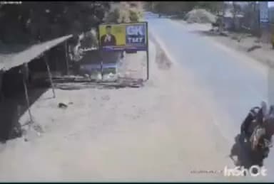 बस्तर: आंगनवाड़ी कार्यकर्ताओं का सड़क हादसे का सीसीटीवी फुटेज आया सामने, लापरवाही से टिप्पर चालक ने स्कूटी सवार को रोंदा