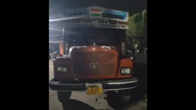 શહેરા: શહેરા વનવિભાગે રેણાં ચોકડી પાસેથી પાસ પરમીટ પંચરાઉ લાકડાં ભરેલ ટ્રકને ઝડપી પાડી રૂ.૪.૨૦ લાખનો મુદ્દામાલ કબ્જે લીધો હતો