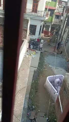 is bande ne meri maan ko mara tha mene police complaint ki to police ise le to gyi par 30 min ke andr chut ke aa gya ye