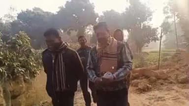 সাব্রুম: আগামী ১২ ফেব্রুয়ারী দেশব্যাপী সাধারন ধর্মঘটের সমর্থনে দৌলবাড়ী গ্রামে বাড়ী বাড়ী লিফলেট বন্টন করেন সিপিআই(এম)