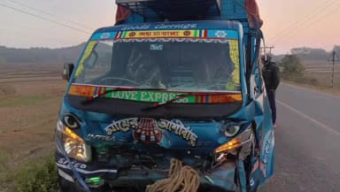 মানবাজার ২: কুমারী মোড়ে ট্রাকের সাথে চারচাকা ভ্যানের সংঘর্ষ,আহত এক