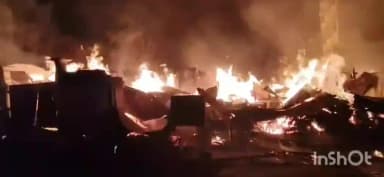 আমতা ১: হাওড়া আমতা কলাতলা মোড়ে একটি কাঠের গোডাউনে বিধ্বংসী আগুন