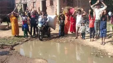 सोनभद्र कर्मा विसहार के धौरहीया बस्ती में सड़कों पर कई वर्षों से जलभराव राहगीर परेशान, पक्कीनाली निर्माण व मरम्मतकी मांग