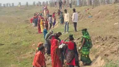 manrega yojana anterghat mitti katne ka kaam karte hai