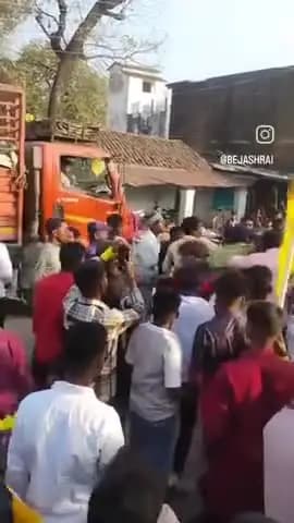 गुलगंज.....रविदास जयंती पर शोभा यात्रा में हुई जमकर मारपीट,लहूलुहान हुआ व्यक्ति