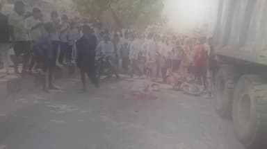 ಮಾನ್ವಿ: ಮಾನ್ವಿ ಪಟ್ಟಣದಲ್ಲಿ ಟಿಪ್ಪರ್ ಲಾರಿ ಹರಿದು ದ್ವಿಚಕ್ರವಾಹನ ಸವಾರ ಸ್ಥಳದಲ್ಲಿ ಸಾವು