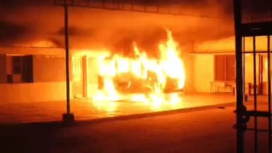 ಹುಕ್ಕೇರಿ: ಪಟ್ಟಣದಲ್ಲಿ ಸುಟ್ಟು ಕರಕಲವಾದ ಶಾಲಾ ವಾಹನ,ತಪ್ಪಿದ ಅನಾಹುತ