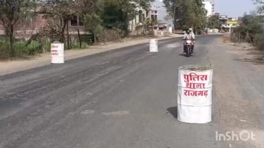 सरदारपुर: कंजरोटा में सड़क हादसों को रोकने के लिए पुलिस ने ड्रम से 2 स्थानो पर बनाया जिगजैग, हादसे में बुजुर्ग की हुई थी मौत