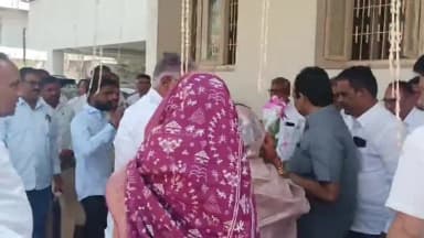 सातारा: खासदार नितीन पाटील आणि मंत्री मकरंद आबा यांचे निवडून आलेल्या सदस्यांनी घेतले आशीर्वाद