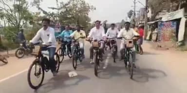 పెడన: ప్రభుత్వం బ్యాటరీ సైకిళ్లు పంపిణీ చేస్తుంది