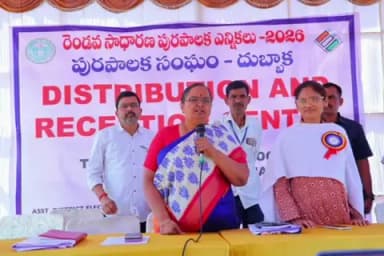 దుబ్బాక: దుబ్బాక మున్సిపల్ ఎన్నికల పోలింగ్ మెటీరియల్ డిస్ట్రిబ్యూషన్ ప్రక్రియను పరిశీలించిన జిల్లా కలెక్టర్ హైమావతి