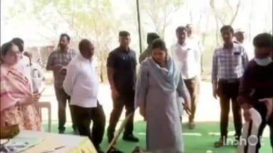 చొప్పదండి: చొప్పదండి మున్సిపాలిటీ లో డిస్ట్రిబ్యూషన్ సెంటర్ పరిశీలించిన జిల్లా కలెక్టర్ శ్రీమతి పమేలా సత్పత్తి