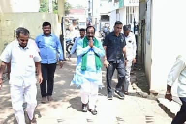 ನವಲಗುಂದ: ಪಟ್ಟಣದಲ್ಲಿ ಪ್ರಾಥಮಿಕ ಕೃಷಿಪತ್ತಿನ ಸಹಕಾರ ಸಂಘದ ಚುನಾವಣೆ ಹಿನ್ನೆಲೆ ಅಧ್ಯಕ್ಷ ಉಪಾಧ್ಯಕ್ಷರಿಗೆ ಸನ್ಮಾನಿಸಿ ಗೌರವಿಸಿದ ಶಾಸಕ ಎನ ಎಚ ಕೋನರೆಡ್ಡಿ