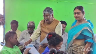 চুঁচুড়া-মগরা: চুঁচুড়ার কোদালিয়া দু'নম্বর গ্রাম পঞ্চায়েতে বাংলার বাড়ি প্রাপকদের সঙ্গে কথা বললেন বিধায়ক