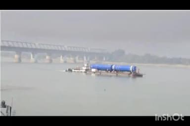 গুৱাহাটী: ১৮৯.২৬০ মেট্ৰিক টন ওজনৰ সামগ্ৰী কঢ়িয়াই পাণ্ডুত উপস্থিত বিশেষ জাহাজ