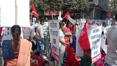 पटना-नीट छात्रा रेप, मर्डर के बिरुद्ध मे न्याय की मांग कों लेकर सड़क पर उतरे लोग पटना के डाक बांग्ला चौराहा कों किया जाम