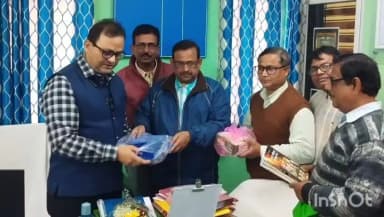 হিলি: জেলা শিক্ষা আধিকারিক ডঃ আহসানুল করিমের সঙ্গে বৈঠকে সারা বাংলা শিক্ষক সমিতির সম্পাদক, হিলির সার্কেল সম্পাদক অন্যান্যরা