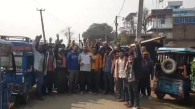 परबत्ता: नारायणपुर-सलारपुर जीएन बांध सड़क पर अवैध वसूली के खिलाफ टेंपो व ई-रिक्शा चालकों का धरना