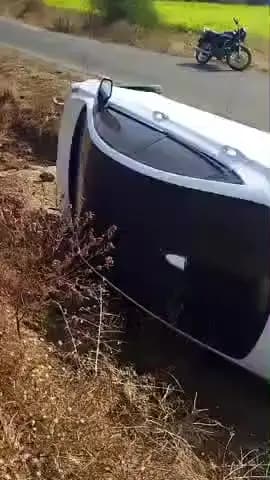 જેસર: જેસર તાલુકાના બીલા રોડ પર આજે એક ફોરવીલ કાર અચાનક કાબૂ બહાર જતા ખાળિયામાં ખાબકી