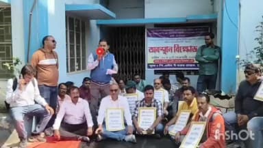 চুঁচুড়া-মগরা: বকেয়া টাকার দাবিতে চুঁচুড়ায় পি এইচ ই দপ্তরের সামনে অবস্থান-বিক্ষোবে কন্ট্রাক্টরসরা