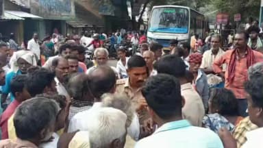 கண்டச்சிபுரம்: அரகண்டநல்லூரில் ஒழுங்குமுறை கூடத்தின் நுழைவு வாயிலின் முன்பு 50க்கும் மேற்பட்ட விவசாயிகள் சாலை மறியல்: விவசாய பொருட்களுக்கு விலைபட்டியல் ஒட்டவில்லை என