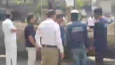 करवीर: कोल्हापूरात मोठी दुर्घटना टळली; CPR हॉस्पिटल परिसरात मोठे झाड कोसळून दोघे जखमी,तर दोन मोटरसायकलचे नुकसान