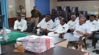 कोपरगाव: मुरूम वाहतूक करणाऱ्या गाड्या बंद होण्या साठी वेश सोयगाव ग्रामस्थांचे तहसीलदारांना निवेदन