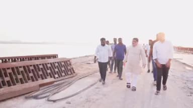 హుస్నాబాద్: హుస్నాబాద్ పట్టణంలో పర్యటించిన రాష్ట్ర రవాణా బీసీ సంక్షేమ శాఖ మంత్రి పొన్నం ప్రభాకర్