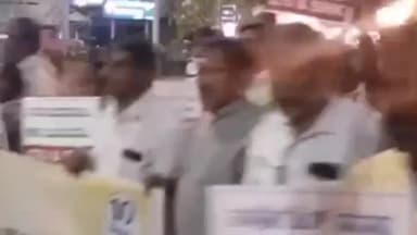 ಕೊಪ್ಪಳ: ಫೆ.12 ರಂದು ನಡೆಯುವ ಸಾರ್ವತ್ರಿಕ ಮುಷ್ಕರ ಬೆಂಬಲಿಸಿ ನಗರದಲ್ಲಿ ಇಂದು ಕಾರ್ಮಿಕ ಸಂಘಟನೆಗಳಿಂದ ಪಂಜಿನ ಮೇರವಣಿಗೆ