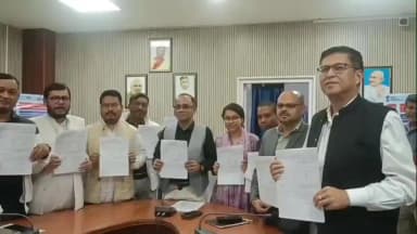 বালিজানা: জিলা আয়ুক্তৰ কাৰ্যালয়ত জিলা উন্নয়ন আয়ুক্ত প্ৰনৱ কুমাৰ বৰাই চুড়ান্ত ভোটাৰ তালিকা প্ৰকাশ কৰে