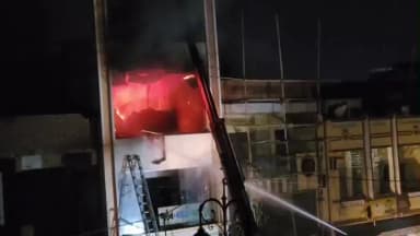 ગોધરા: પાંજરાપોળ વિસ્તારમાં દુકામાં લાગેલી આગ ઊપર સતત 5 ક્લાક ઉપરાંતના સમય થી કાબુ મેળવવા પ્રયાસ થઇ રહ્યા છે