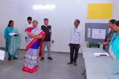 గజ్వేల్: గజ్వేల్ మున్సిపాలిటీ లో గల పోలింగ్ కేంద్రాల్లో ఏర్పాట్లను పరిశీలించిన జిల్లా కలెక్టర్ హైమావతి