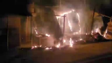 रामगढ़ चौक: महेसाना में अज्ञात असामाजिक तत्वों ने चाय की दुकान में लगाई आग, सब कुछ जलकर खाक