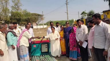 ಹರಪನಹಳ್ಳಿ: ಪಟ್ಟಣದಲ್ಲಿ ಕೊಳವೆ ಬಾವಿಯ ವಿವಿಧ ಸಾಮಗ್ರಿಗಳನ್ನು ಫಲಾನುಭವಿಗಳಿಗೆ ವಿತರಿಸಿದ;ಶಾಸಕಿ ಲತಾ ಮಲ್ಲಿಕಾರ್ಜುನ್