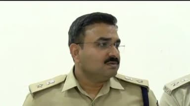 ಪಟ್ಟಣದ ಹೊರ ಭಾಗದಲ್ಲಿ ಇಸ್ಪೀಟು ಆಡುವಾಗ ಪೊಲೀಸರ ದಾಳಿ : ನಗರದಲ್ಲಿ ಎಸ್ ಪಿ ಲಕ್ಷ್ಮಣ ನಿಂಬರಗಿ