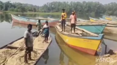 ಕುಂದಾಪುರ: ಕಂಡ್ಲೂರು ಸೇತುವೆ ಬಳಿ ಅಕ್ರಮ ಮರಳುಗಾರಿಕೆ ನಡೆಸುತ್ತಿದ್ದ ನಾಲ್ಕು ದೋಣಿ ಸಹಿತ ಮರಳುವಶ