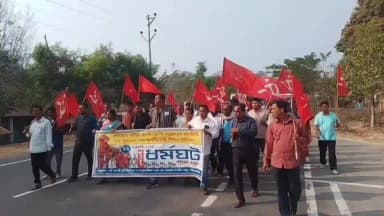 শান্তিরবাজার: ১২ ফেব্রুয়ারী দেশব্যাপী সাধারন ধর্মঘটের সমর্থনে পতিছড়ি ড্রপগেইট এলাকায় মিছিল ও জমায়েত সংগঠিত করেন বামেরা