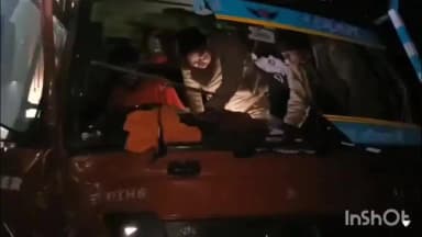 हापुड़: मेरठ बुलंदशहर हाईवे पर गांव धनोरा कट के पास अज्ञात वाहन ने कैंटर को टक्कर मारी, चालक करीब 1 घंटा फंसा रहा