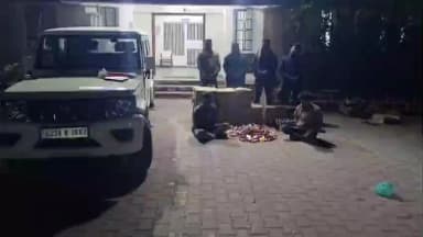 બોડેલી: બામરોલી ગામની સીમમા ઓરસંગ નદીના કોતર પાસેથી જિલ્લા એલસીબીએ 14 લાખથી વધુનો વિદેશી દારૂ સાથે મુદ્દામાલ જપ્ત કર્યો.