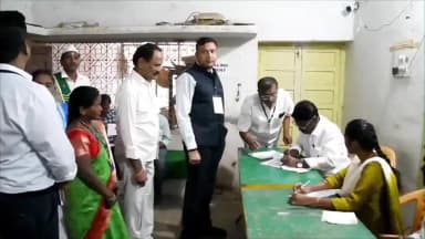 అదిలాబాద్ అర్బన్: ఓటు వేసిన ఆదిలాబాద్ జిల్లా కలెక్టర్ రాజర్షిషా