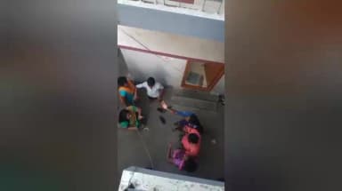 வாழப்பாடி: ஐயாவு கவுண்டர் திரு இன்டர்நெட் பரிமாற்றத்தில் தகராறு பள்ளி மாணவிகள் இடையே மோதல் தலைமுடி பிடித்து சரமாரி தாக்குதல் வீடியோ வைரல் விசாரணை