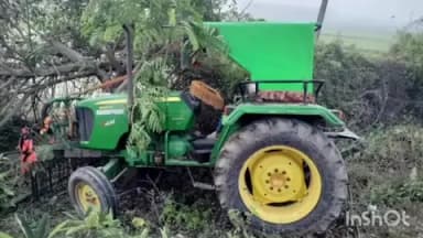 కొత్తగూడెం: చుంచుపల్లి మండల పరిధిలోని రాంపురం గ్రామ సమీపంలో పరిగెట్టుతో వెళ్తున్న ట్రాక్టర్ ను ఢీకొన్న బొగ్గు లారీ