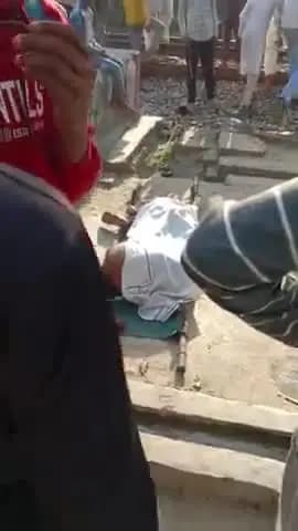 #मलिकपुर क्रॉसिंग फाटक पर पर# ट्रेन से कटकर हुई युवक की मौत सब की अभी तक# पहचान नहीं हो पाई है